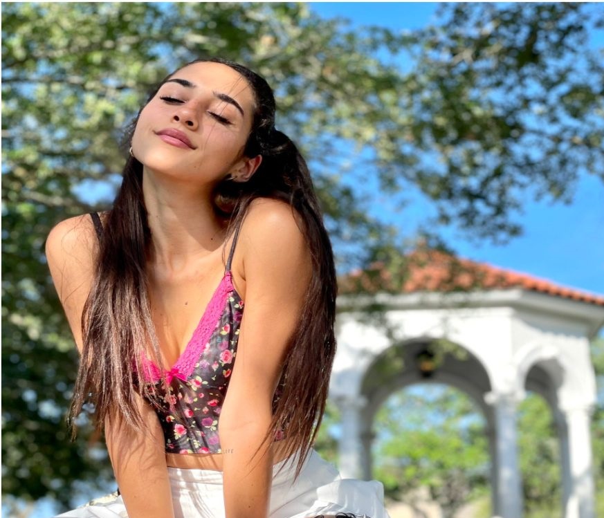 Izzy Green Bio, Age, Career, Net Worth, Height, Education, Boyfriend & More