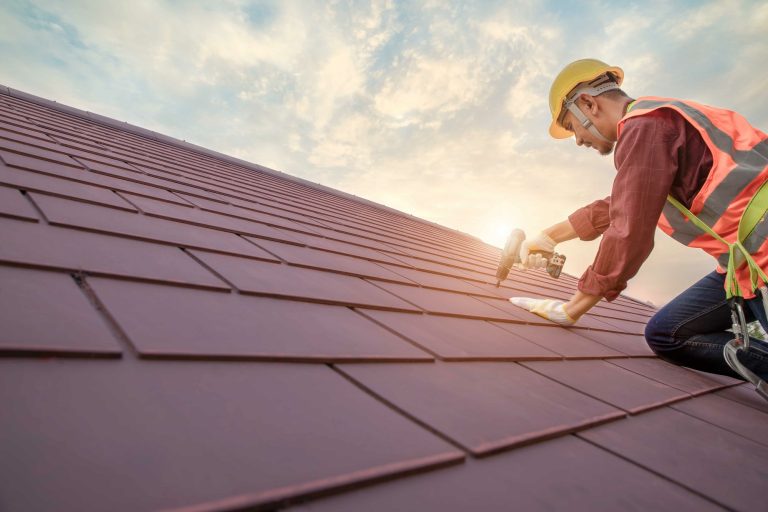 4 Reasons to Hire Commercial Roofing Contractors